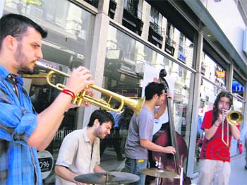 There are bands of young musicians playing foot-tapping music on the roadside Photo by the writer