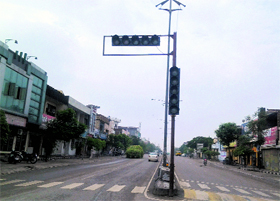 Defunct traffic lights at Ganesh Basti Chowk on GT road.