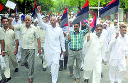 Activists of Rashtriya Sainik Sang shout slogans during a clamour for One Rank-One Pension at Jantar Mantar in New Delhi on Sunday