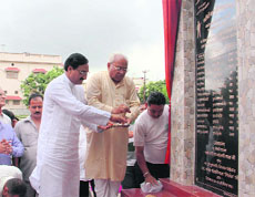 Former Chief Minister Ramesh Pokhriyal Nishank inaugurates the memorial at Nehru Gram Chowk in Dehradun on Sunday.