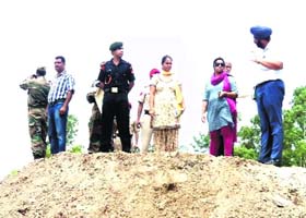 Officials inspecting the anti-flood measures taken along the Sutlej in Nawanshahr on Sunday