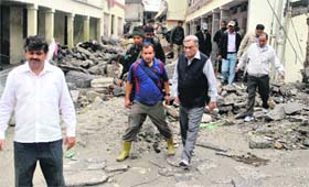 Bahuguna inspects the damage caused by the natural disaster at Kedarnath