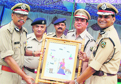 Himachal DGP B Kamal Kumar being honoured by IG Rakesh Agarwal and Kangra SP Balbir Thakur on occasion of his farewell party in Dharamsala