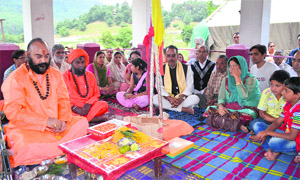 Mahant Deepinder Giri performs rituals for Charri Mubarak at the Mamaleshwara Temple in Pahalgam on Monday. 