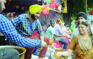 Sikh devotees distribute langar at the Bangla Sahib Gurdwara on the occasion of Guru Harkrishan Sahibs birth anniversary in New Delhi on Tuesday.