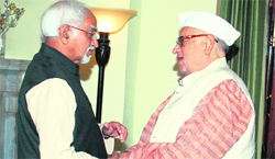 Uttarakhand Governor Aziz Qureshi meets Vice-President Hamid Ansari in New Delhi.