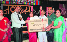  Principal, BSF Palora, gives an LCD TV to Shubham Samantrray as the third prize under The Tribune cognizance scrap book competition. 