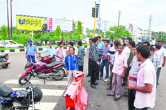 Commuters at the spot where a driver was allegedly thrashed by a traffic cop in Jammu on Tuesday.