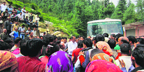 The SDM of Gohar talks to residents as they block the traffic in protest against incidents of leopard attack at Thunag in Mandi on Thursday.