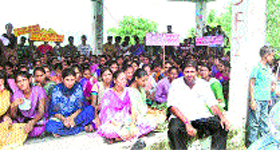 Students and staff of Pandit Anant Ram Sanatan Dharam Degree College at Baroh hold a dharna on Thursday.