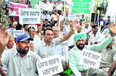 Members of the Patiala Beopar Bachao Sangharsh Committee protest against the state governments decision to implement the e-trip system, in Patiala on Thursday.