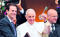 Pope Francis shows the key of the city after receiving it from mayor Eduardo Paes (L) at the City Palace in Rio de Janeiro on Thursday