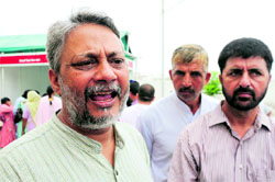 Rajendra Singh, recipient of the Ramon Magsaysay Award, speaks about the water issues, at the ongoing natural farming and environment festival being organised by the Kheti Virasat Mission, in Bathinda on Friday.