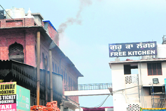 The use of wood as fuel in the langar on the premises of the shrine is adding to the pollution.