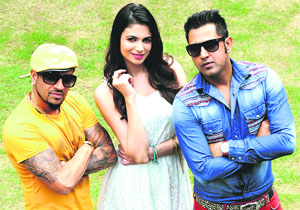 (L-R) Jazzy B, Simran Mundi & Gippy Grewal
