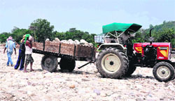 Illegal quarrying continues unabated on the Ganga ghat despite a ban on quarrying in Haridwar.