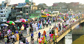 Vendors on a bridge in Srinagar draw shoppers during Ramadan.