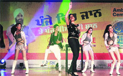 Punjabi singer Rimmy J regales the audience during the grand finale of the Big Panja League in Jalandhar. 