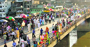 People buy goods on a bridge in Srinagar. 
