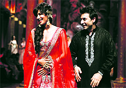 Chitrangada Singh with Suneet Varma (R)