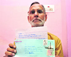 Former spy and Jammu Ex-Sleuths Association president Vinod Sawhney shows the letter received from Indian prisoners lodged in a Lahore jail, in Jammu. 