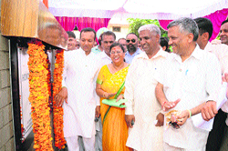 MP Naveen Jindal inaugurates a basketball court at Indira Gandhi National College in Ladwa. 