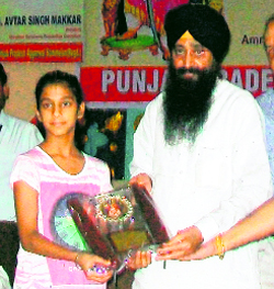 Mehak receives the Aggr Rattan Award at a function.