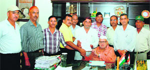 Members of the Jawan Kisan Morcha submit a memorandum of demands to Governor Aziz Qureshi in Dehradun on Tuesday.