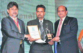 Dr Kuldeep Sharma receives the award for NIT, Hamirpur, in Mumbai recently. 