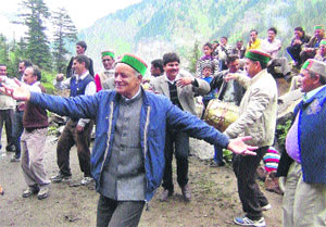 Forest Minister Thakur Singh Bharmouri having a traditional natti dance with residents at Pregran village of the Pangi tribal subdivision.