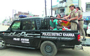 ASHA workers being taken by policewomen in Khanna. 