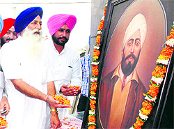 Members of the Kamboj Sabha Organisation pay floral tributes to Shaheed Udham Singh on the occasion of his 73rd martyrdom day in Amritsar on Wednesday