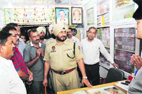 SSP Ravcharan Singh Brar speaks to shopkeepers on his visit to the Hospital Bazaar area where Rs 23 lakh was stolen from a shop on Saturday night