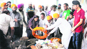 Mayor Renu Bala Gupta pays floral tributes to freedom fighter Sardar Vir Singh in Karnal on Wednesday. 