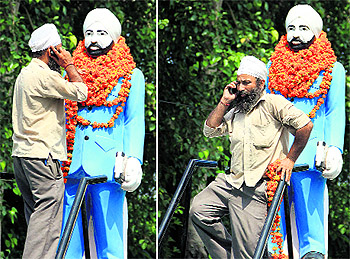 A city resident went up to garland the statue of Shaheed Udham Singh but perhaps got too busy with a phone call and came back without honouring the martyr