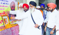 Members of Shaheed Udham Singh Memorial Trust pay homage to the martyr on his 73rd martyrdom day in Ludhiana. 