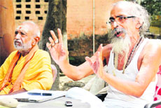 Swami Swaroop Sanand, alias GD Aggarwal, with Swami Shivanand at Matra Sadan in Haridwar. 