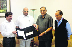 Chief Minister Vijay Bahuguna receives a cheque from Dr Hari Shankar Gupta, Director of the Indian Agriculture Research Institute, in New Delhi on Thursday. Union Agriculture Minister Sharad Pawar was also present. 