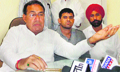 Dr KV Singh gives details of the ROB project to mediapersons at Dabwali in Sirsa. A Tribune photograph