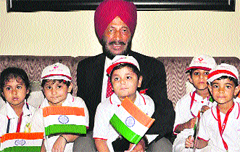 The students of Bachpan School, Ambala City, with Milkha Singh. Photo by writer