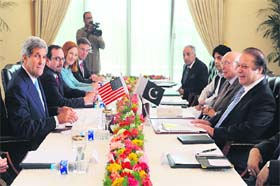 Pakistani PM Nawaz Sharif (R) and US Secretary of State John Kerry (L) in Islamabad on Thursday