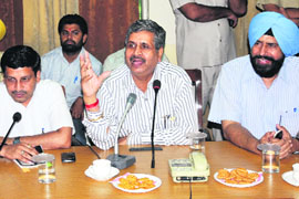 Chief Parlimentary Secretary and Bathinda (Urban) MLA Sarup Chand Singla flanked by Mayor Baljit Singh Bir Behman (right) and municipal commissioner Uma Shankar Gupta during a meeting held at the office of the Municipal Corporation, Bathinda, on Friday. 