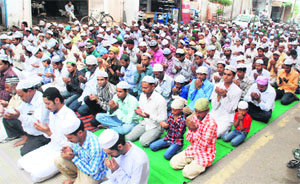 Devotees offer prayers during Jumat-ul-Vida or the last Friday of the month of Ramadan, at Jama Masjid near Kikkar Bazaar in Bathinda.