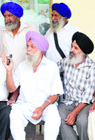 Affected Gujarat farmers at Gurdwara Bangla Sahib, Delhi. 