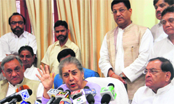 Ambika Soni, Congress general Secretary, along with Chief Minister Vijay Bahuguna, addresses mediapersons in Dehradun on Saturday. Tribune photo: Vinod Pundir 