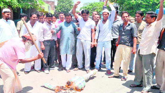 Residents of Jwalapur burn an effigy of the government in protest against power cuts during Ramdan in Haridwar on Saturday. Tribune photo: Rameshwar Gaur