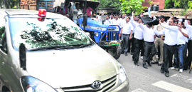 Lawyers protest before the car of Chief Justice SK Kaul at Palwal on Saturday.