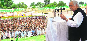 PDP patron Mufti Mohammad Sayeed addresses a rally in Anantnag on Saturday. 