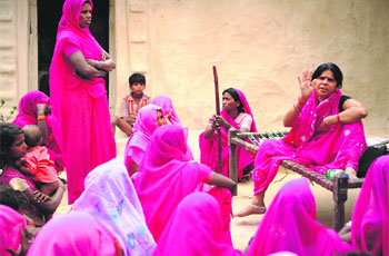 Sampat Pal (R) addressing her Gulabi Gang, which has come to represent rural feminism