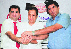 Ketan Bhagat, author, flanked by Dr Anshu Kataria (left), chairman, Aryans Group of Colleges, and Ankur Malhotra, director, Triniti Centre for Learning, after signing an MoU in Sector 27, Chandigarh, on Sunday.